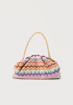 Multikleuren stoffen handtas met zigzagpatroon en een gouden kettinghengsel, voorzichtig samengeplooid aan de bovenkant, tegen een effen achtergrond.