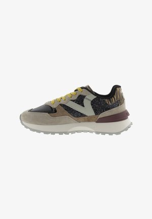 Sneaker multicolore con tomaia in suede e glitter, dettagli in nylon, lacci gialli e suola in gomma con battistrada e intersuola imbottita.