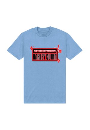 Lyseblå t-shirt med rød og sort tekst med teksten "Mistress of Mayhem Harley Quinn" og små røde dekorative grafiske elementer.