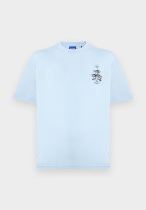 Lyseblå crewneck T-shirt med korte ærmer og en lille sort stregtegning af stablede cocktailglas på venstre bryst.