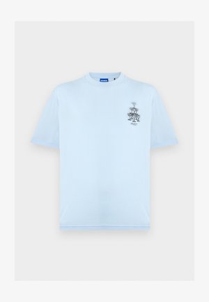Lyseblå crewneck T-shirt med korte ærmer og en lille sort stregtegning af stablede cocktailglas på venstre bryst.
