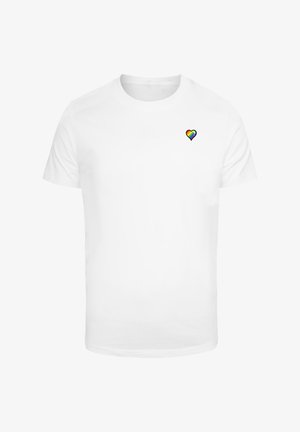 Weißes Baumwoll-T-Shirt mit Rundhalsausschnitt, ausgestattet mit einem kleinen, mehrfarbigen Herz-Graphic auf der linken Brustseite. Kurzärmelig, normale Passform.