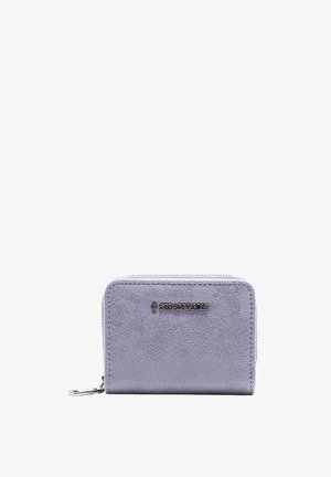 Portafoglio in suede viola con chiusura a zip, caratterizzato da un logo metallico sul davanti e un design rettangolare semplice. Texture liscia, senza decorazioni.
