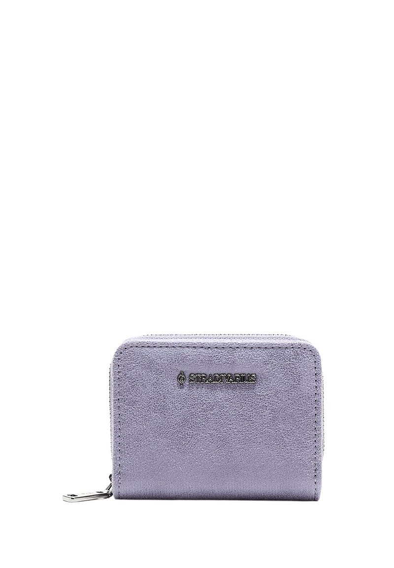Portafoglio in suede viola con chiusura a zip, caratterizzato da un logo metallico sul davanti e un design rettangolare semplice. Texture liscia, senza decorazioni.