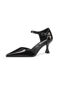 Scarpa con tacco alto in pelle verniciata nera, con punta affusolata, cinturino alla caviglia con fibbia e design del tacco svasato. Finitura liscia e lucida.