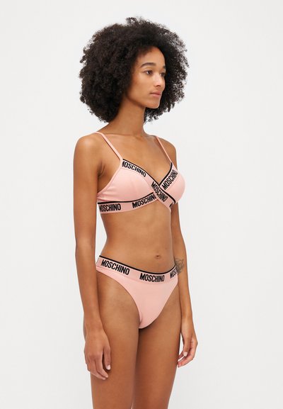 Conjunto de bikini rosa com um tecido suave, apresentando alças finas e uma faixa elástica com logótipo preto no soutien e nas cuecas.