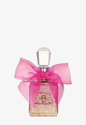 Kwadratowy szklany flakon perfum z brokatem w kolorze złotym i różowym, dużą różową kokardą, złotym emblematem oraz fasetowaną nakrętką przypominającą kryształ na górze.