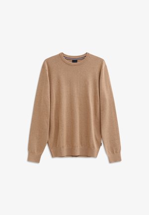 Beiger Pullover aus weichem Strickmaterial mit Rundhalsausschnitt, langen Ärmeln, geripptem Saum und einem dezenten Logodetail auf der Brust.