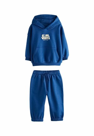 Blå børne hættetrøje med frontlomme og teksten "Cool Vibes Have Fun", kombineret med matchende sweatpants med elastik i talje og manchet.