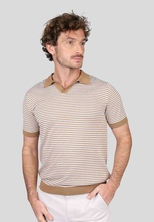 Polo à manches courtes rayé avec un motif beige et blanc, doté d'un col beige et de poignets côtelés, fabriqué dans un tissu tricoté doux.