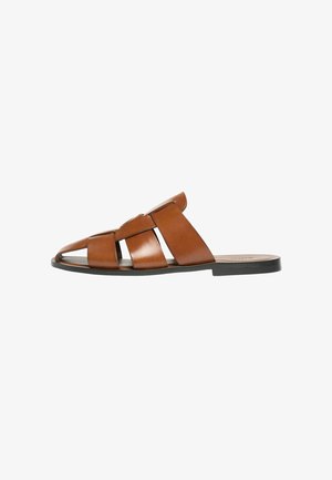 Braune Leder-Slipper-Sandale mit breiten horizontalen Riemen und einer flachen schwarzen Sohle, seitlich auf einem weißen Hintergrund dargestellt.