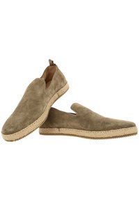 Beige suède instapschoenen met een espadrille-achtige zool, voorzien van een ronde neus en zijuitsparingen voor ademend vermogen. Natuurlijke jute afwerking.
