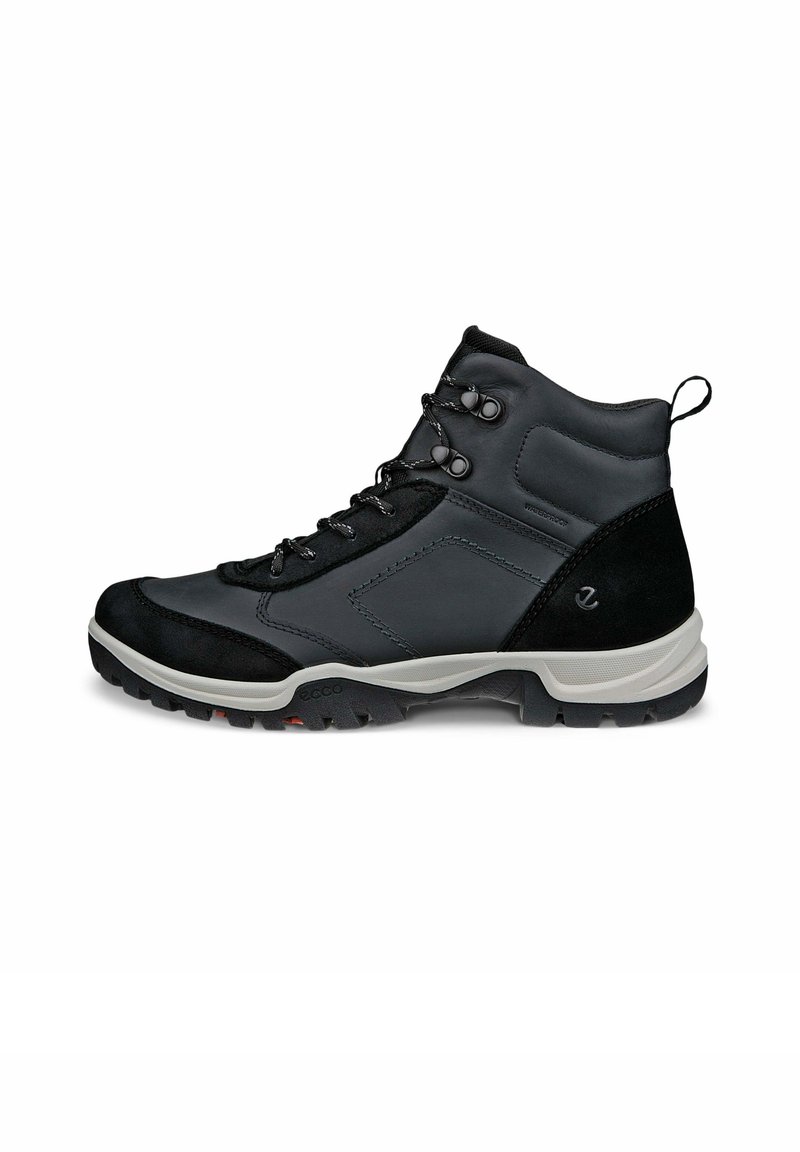 Bota de senderismo impermeable en negro y gris con soporte para el tobillo, parte delantera con cordones, cuello acolchado y suela de goma resistente para proporcionar tracción.
