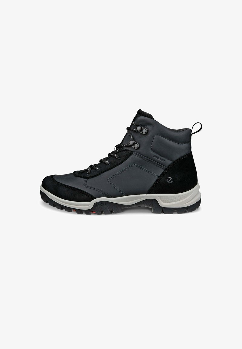 Bota de senderismo impermeable en negro y gris con soporte para el tobillo, parte delantera con cordones, cuello acolchado y suela de goma resistente para proporcionar tracción.