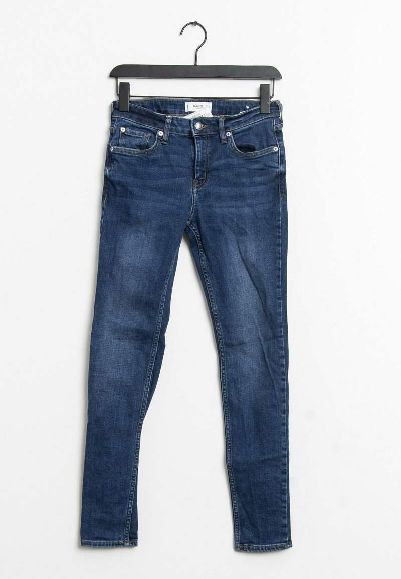 Jeans de mezclilla en azul oscuro, con un corte slim, diseño de cinco bolsillos y un ligero desgaste. Equipados con un cierre tradicional de botón y cremallera.