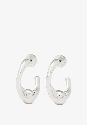 Orecchini a cerchio in argento con design intrecciato. Superficie liscia e lucida; estremità arrotondate; fissati con chiusura a perno.