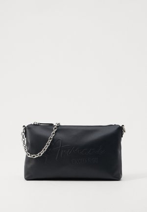 Zwarte leren clutch met reliëflogo, zilveren schouderband, ritssluiting en een soepele textuur. Rectangulaire vorm met strakke lijnen.