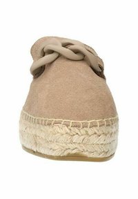 Beige suède espadrille met een geweven jute zool. Bevat een gevlochten accent aan de voorkant en een platte, ronde teenvorm.