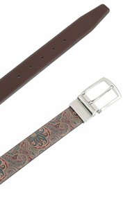 Brauner Ledergürtel mit Paisley-Muster und silberner Metallschnalle. Der Gürtel verfügt über kontrastierende Texturen und fünf Einstellungslöcher.
