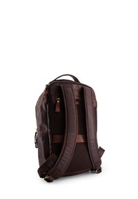 Brun læderrygsæk med struktureret design, polstrede skulderremme, mesh-detaljer og en lynlåsfrontlomme.