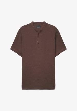 Braunes, kurzärmeliges Texturhemd mit Stehkragen und drei Holzknöpfen auf der Knopfleiste.