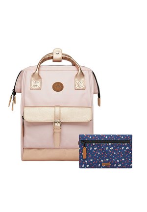 Rosa Rucksack mit metallic roségoldenen Akzenten und strukturiertem Frontklappe. Dazu gehört eine dunkelblaue Blumenzipper-Tasche, die daneben liegt.