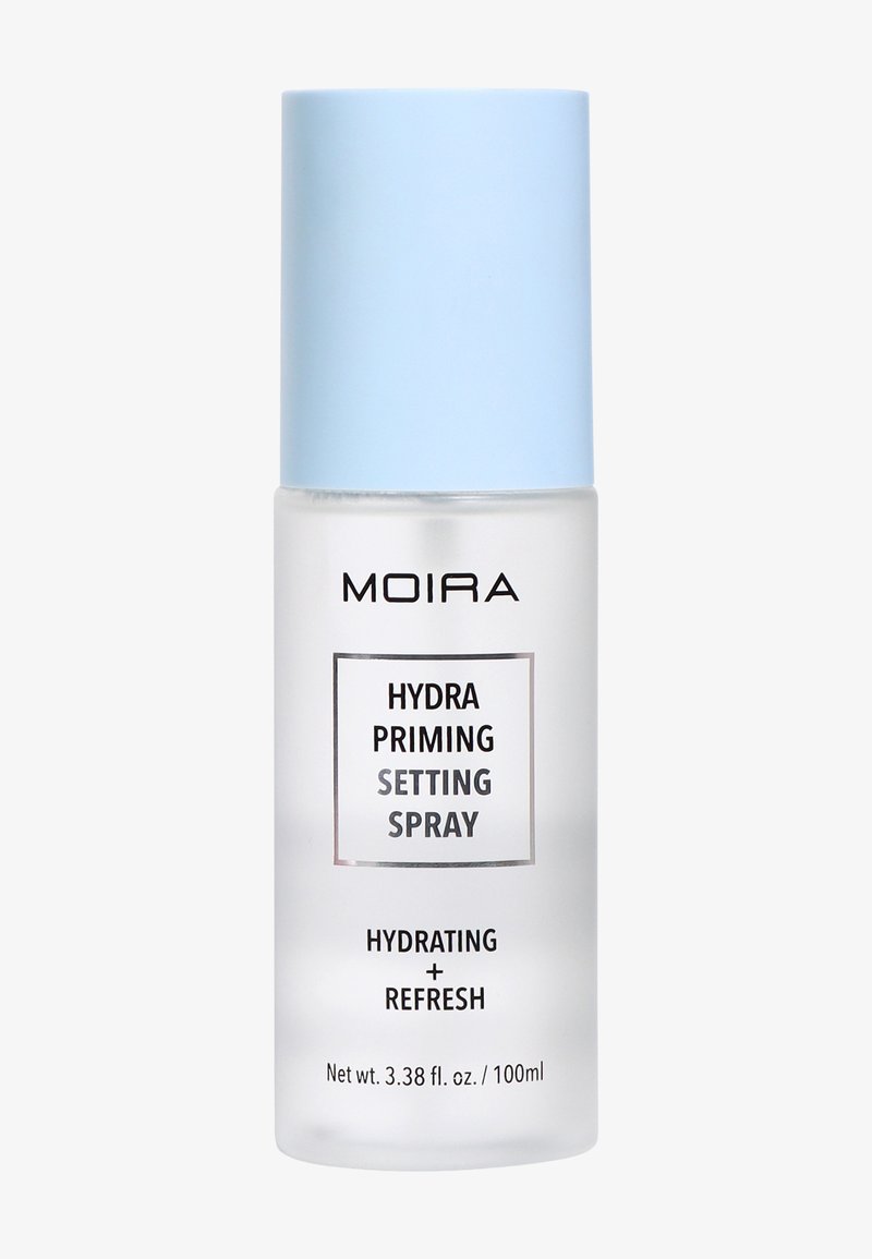 Bouteille de spray fixateur Moira Hydra Priming avec un bouchon bleu clair, étiquetée hydratante et rafraîchissante, taille 100 ml.