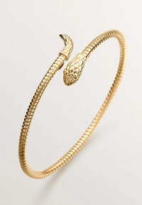 Pulsera de bangle de color dorado diseñada para asemejarse a una serpiente enroscada, con escamas texturizadas y una cabeza de serpiente afilada en cada extremo.