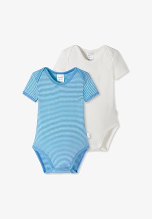 Twee babyrompers: de ene is lichtblauw met witte strepen, de andere is helemaal wit. Beiden hebben korte mouwen en drukknoopsluiting onderaan.