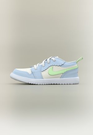 Nike fodtøj med et blåt og hvidt design, bølget kantdetaljer, grønt logo, tekstureret overflade og en hvid gummisål.