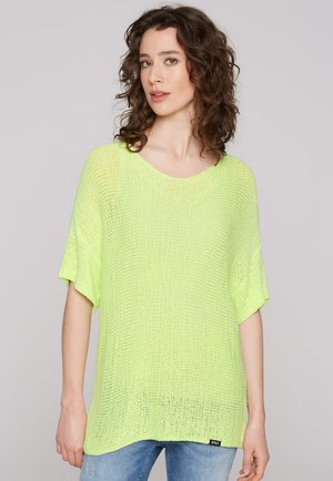 Limegrüner, lässig geschnittener Strickpullover mit kurzen Ärmeln und Rundhalsausschnitt. Strukturierter Stoff mit einem gerippten Saum und seitlichem Logotag.