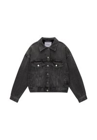 Chaqueta de mezclilla negra con diseño corto, que presenta un cuello puntiagudo, cierre de botones y dos bolsillos frontales. Tejido texturizado con un acabado desgastado.