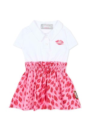 Biała sukienka w stylu polo z różową spódnicą zdobioną czerwonymi nadrukami ust i logo "Just Cavalli" na piersi.