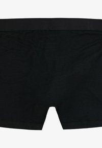 Czarne bokserki wykonane z miękkiej tkaniny, z gładkim elastycznym pasem i dopasowanym krojem o długości do połowy uda.