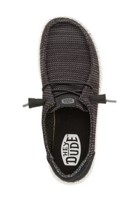 Scarpa slip-on grigia intrecciata con tomaia testurizzata, lacci elasticizzati e suola bianca maculata. Presenta un interno nero con branding.
