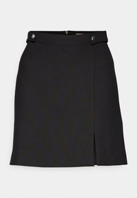 Musta minihame, jossa on hienovarainen kiilto, etukulma, kaksi koristeellista nappia vyötäröllä ja sileä, jäsennelty kangas.