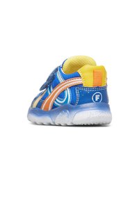 Modré sportovní boty s žlutými a oranžovými akcenty, suchý zip, síťová jazyk a texturovaná gumová podrážka s vzorovaným designem.