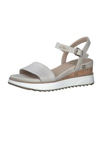 Beige wedge sandaal met een gestructureerde geweven bovenkant, verstelbare enkelband en kurkachtige hak. Heeft een witte zool met een geribbeld patroon.