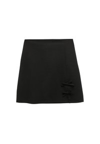 Czarna mini spódnica z gładkiego materiału, z dopasowanym pasem i dwoma kokardkami po prawej stronie. Czyste linie i minimalistyczny design.