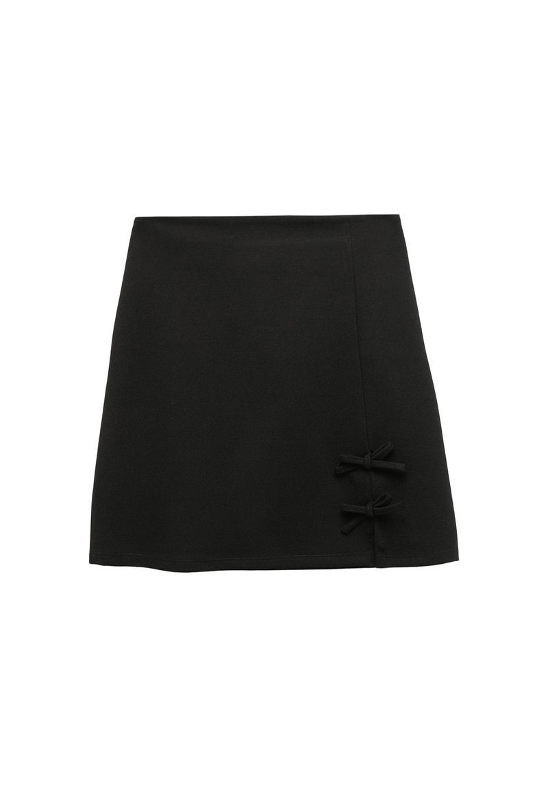 Czarna mini spódnica z gładkiego materiału, z dopasowanym pasem i dwoma kokardkami po prawej stronie. Czyste linie i minimalistyczny design.