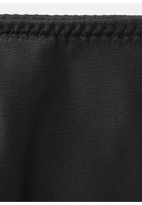 Tissu noir à texture lisse et mate avec une couture en zigzag sur le bord, témoignant de sa durabilité et de sa construction solide.