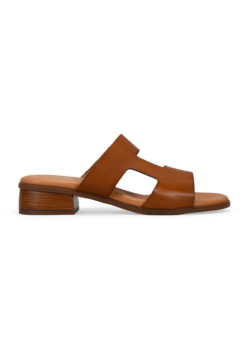 Sandalias deslizantes de cuero marrón con punta abierta, que presentan un diseño recortado y un tacón bajo apilado para mayor estabilidad. Textura suave en general.