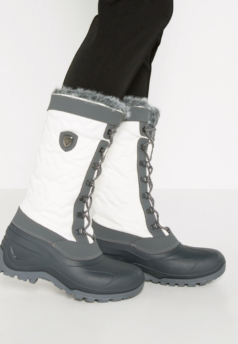 Botas impermeables gris y blancas con tela acolchada, ribete de piel sintética en la parte superior y diseño de cordones. Suela de goma duradera para tracción.