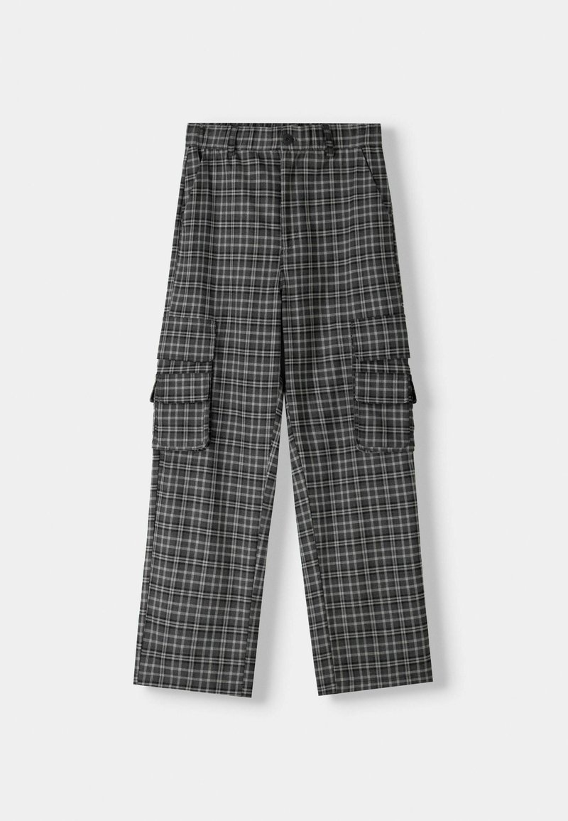Pantalones cargo en cuadros negros y grises, con un corte relajado, cintura elástica y dos bolsillos laterales con solapa.