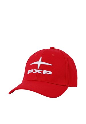 Casquette de baseball rouge avec une croix blanche brodée et le texte « PXP » à l'avant, visière courbée et œillets de ventilation sur le dessus.