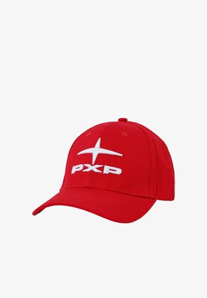 Gorra de béisbol roja con una cruz blanca bordada y texto "PXP" en la parte frontal, visera curva y ojales de ventilación en la parte superior.