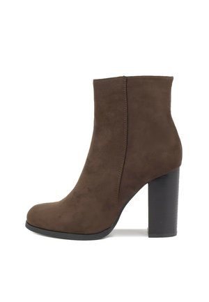 Stivale alla caviglia in suede marrone con punta arrotondata e finitura liscia, dotato di un tacco alto e spesso nero e un design minimalista.