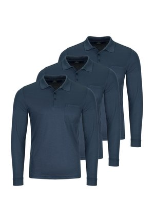 Trzy granatowe koszulki polo z długim rękawem, kołnierzykami i kieszeniami na piersi, ułożone nałożone na siebie na białym tle.