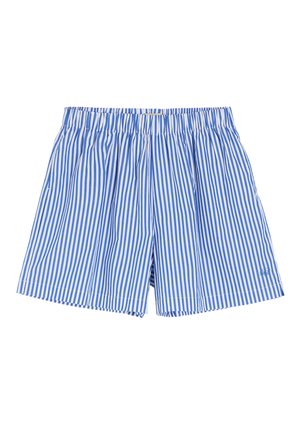 Niebieskie i białe spodenki w paski wykonane z lekkiego materiału. Posiadają elastyczny pas i luźny krój z długością kończącą się powyżej kolan.