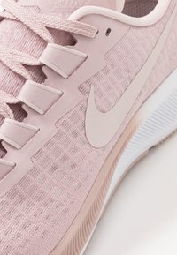 Nike Performance Katujuoksukengät - beige